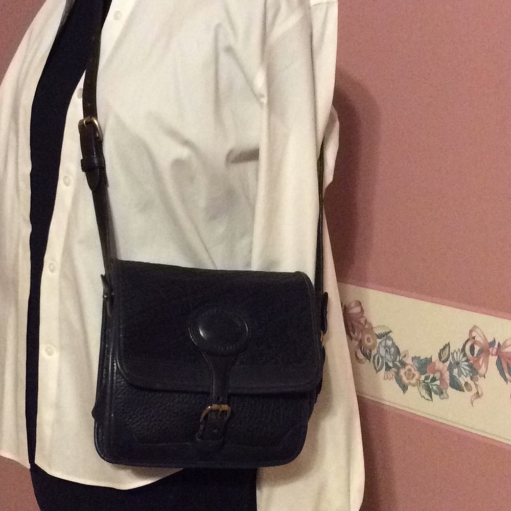 CUTE SMALL VINTAGE NAVY DOONEY & BOURKE BAG!!